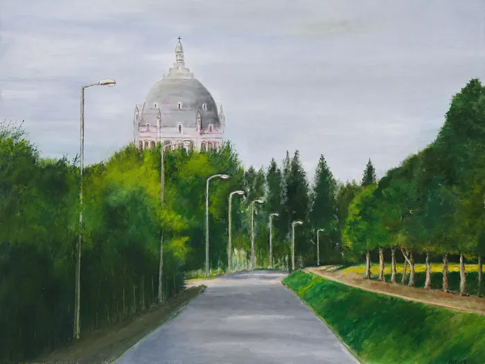 Une route bordée d’arbres mène vers la silhouette de la basilique