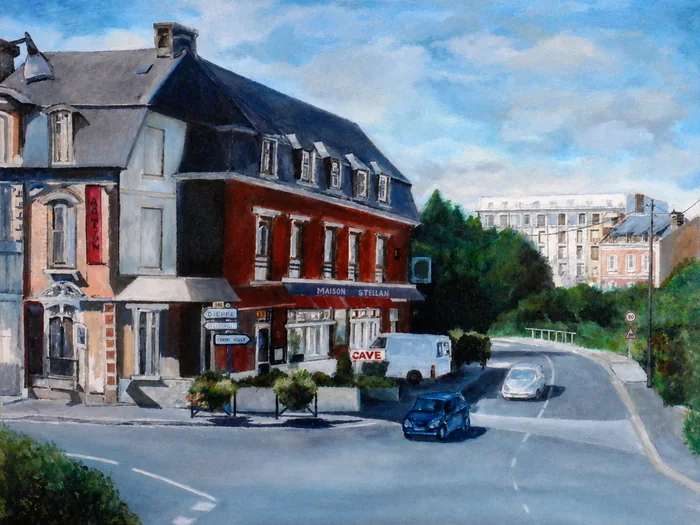 Une rue bordée de façades à colombages et de véhicules